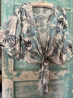 mahina Blue & White Tropical Leaf Kimono wrap top EUC blue aloha euc